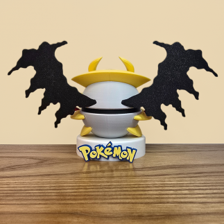 Pokéball Giratina vue de dos, corps gris clair, ailes noires et tête jaune