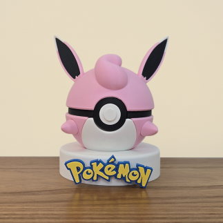 Pokéball Grodoudou vue de face sur sont support d'exposition
