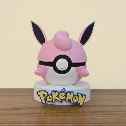 Pokéball Grodoudou vue de face sur sont support d'exposition