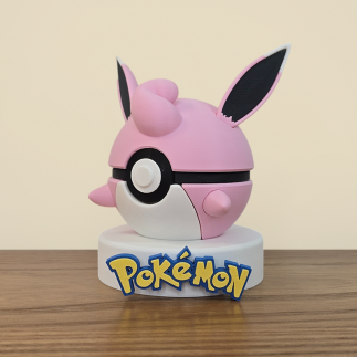 Grodoudou sous forme de pokéball vue coté gauche détail sur ses petites mains et ses oreilles