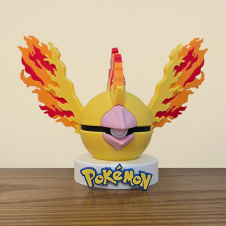 Figurine Pokéball Sulfura vue de face sur son socle Pokémon