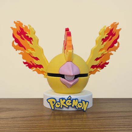 Figurine Pokéball Sulfura vue de face sur son socle Pokémon
