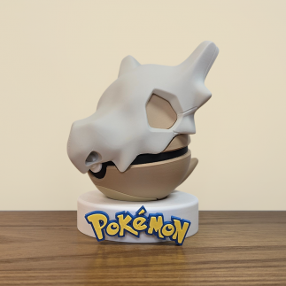 Pokéball Osselait vue de coté détail sur son crâne emblématique de ce Pokémon