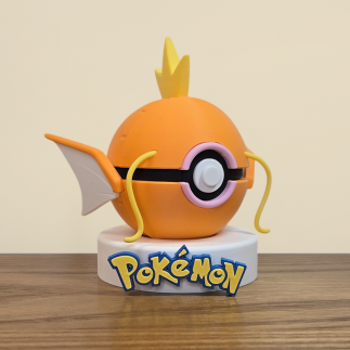 Pokéball Magikarp : vue de coté, détails sur les nageoires oranges et blanches