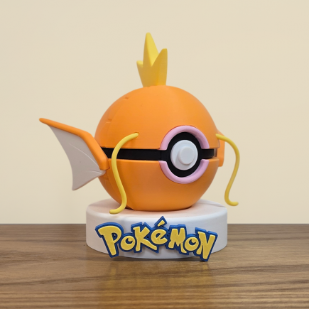 Pokéball Magikarp : vue de coté, détails sur les nageoires oranges et blanches