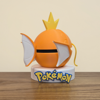 Pokéball Magikarp : vue de derrière détail sur sa nageoire dorsale orange et blanche