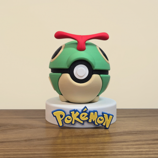 Figurine Pokéball Chenipan : vue de face sur sont socle de présentation