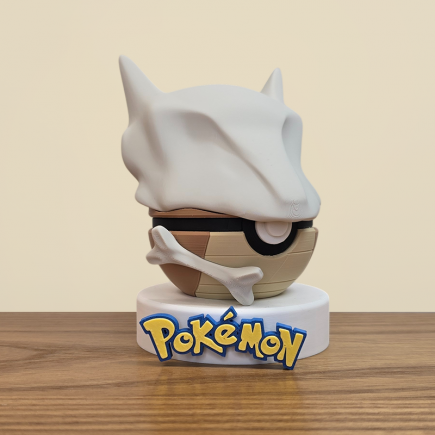 Figurine Pokéball Ossatueur : Vu de profil, détail sur son os blanc