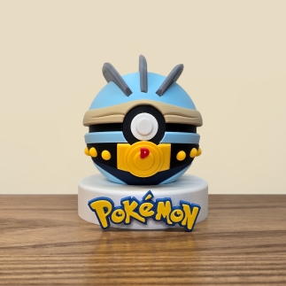 Capturez la force ultime ! Découvrez la Pokéball Mackogneur, une pièce en résine unique inspirée de Machamp, le champion inconte