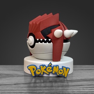 Vue de profil gauche montrant les plaques protectrices rouges et les motifs noirs profonds de la Pokéball Groudon artisanale.