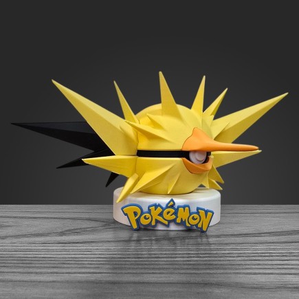 Profil gauche Pokéball Électhor montrant les détails des plumes électriques et la texture 3D haute précision.