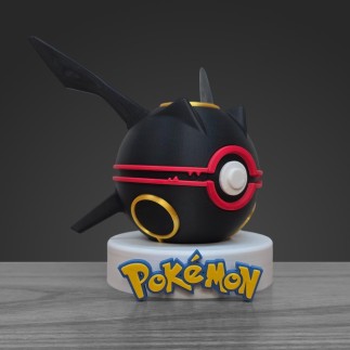 Profil gauche Pokéball Rayquaza chromatique montrant les détails des écailles et la précision 3D.