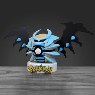 Vue de droite Pokéball Giratina Shiny, réplique artisanale premium aux finitions haute précision.