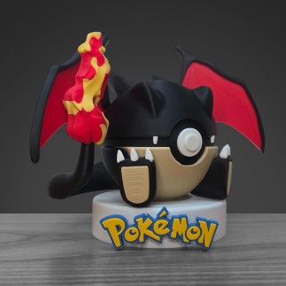 Profil gauche Pokéball Dracaufeu chromatique montrant la texture des écailles et la précision 3D.