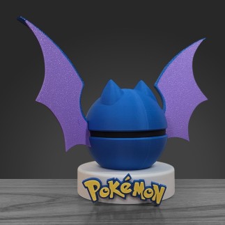 Vue arrière Pokéball Nosferalto mettant en valeur la structure des ailes et la qualité du PLA bleu-violet.