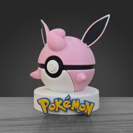 Profil gauche Pokéball Grodoudou montrant la mèche bouclée et la précision de l'impression 3D.