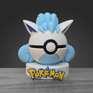 Pokéball Goupix d'Alola face : corps blanc neige, yeux bleus azur et mèche vaporeuse sur socle.