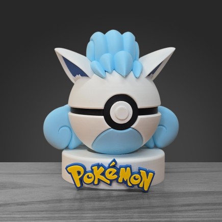 Pokéball Goupix d'Alola face : corps blanc neige, yeux bleus azur et mèche vaporeuse sur socle.