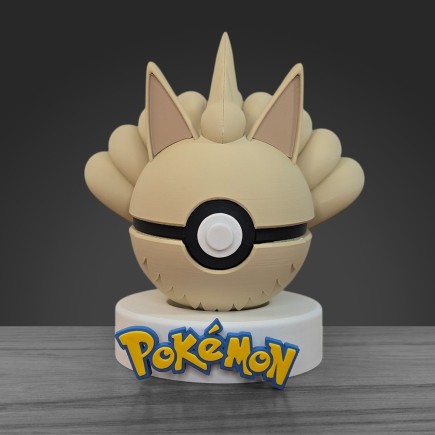 Pokéball Feunard face : pelage crème doré, yeux rouges mystiques et mèche élégante sur socle blanc.